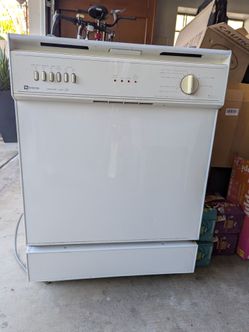 Dishwasher, white Maytag