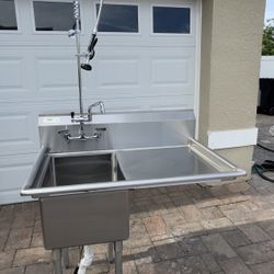 Regency 44" 16-Gauge Stainless Steel One Compartment Commercial Sink with Stainless Steel Legs, Cross Bracing, and 1 Drainboard - 17" x 23" x 12" Bowl