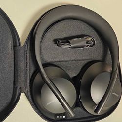 Bose Headphones 700 ( barely used)