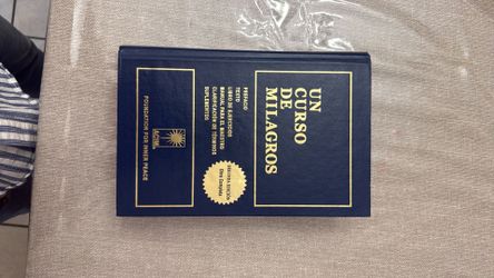 Un Curso De  Milagros . Libro segunda edición.