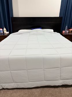 King bed in wooden frame (Dark Brown)