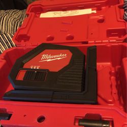 MILWAUKEE 3421 GREEN CROSS LINE LASER w/AA BATTERIES 