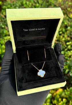 18k yellow gold MOP Van cleef Alhambra style 1 motifs clover shape stone necklace