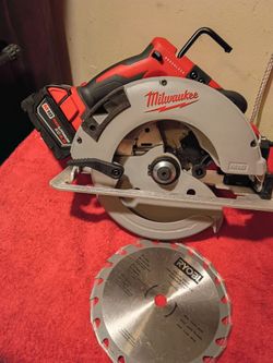 M18 MILWAUKEE brushless 71/4 circular saw tool y batería $210