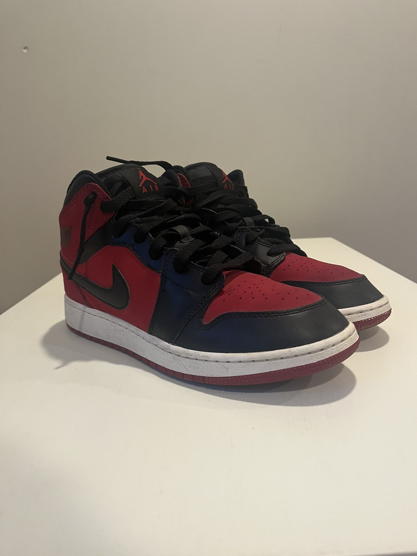 Jordan 1 Mid Gym Black Red