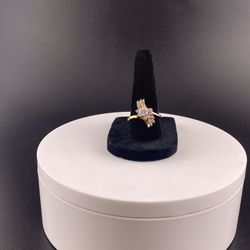 14K GOLD BAND RING WITH CLUSTER OF CLEAR STONES 
