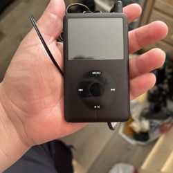 Apple iPod 5th Gen + Earphones 