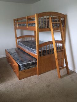 Triple bunkbed WITH mattresses !!