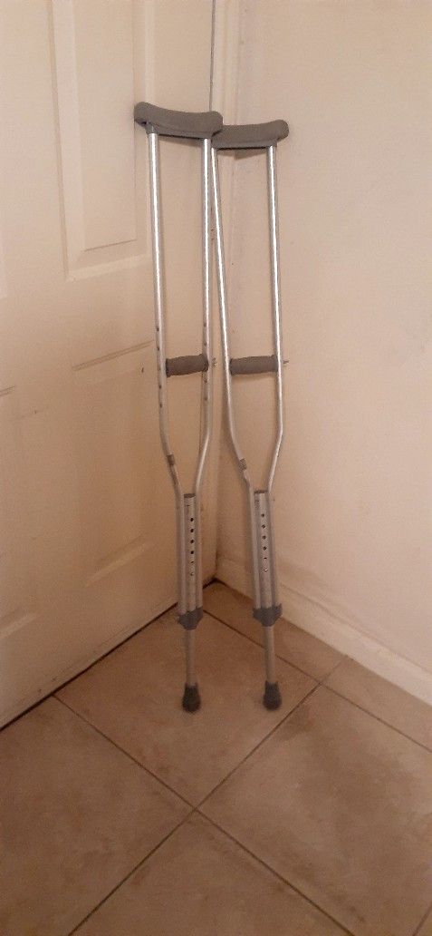 Adult crutches - Height: 5'2" - 5'10", Max: 300lbs