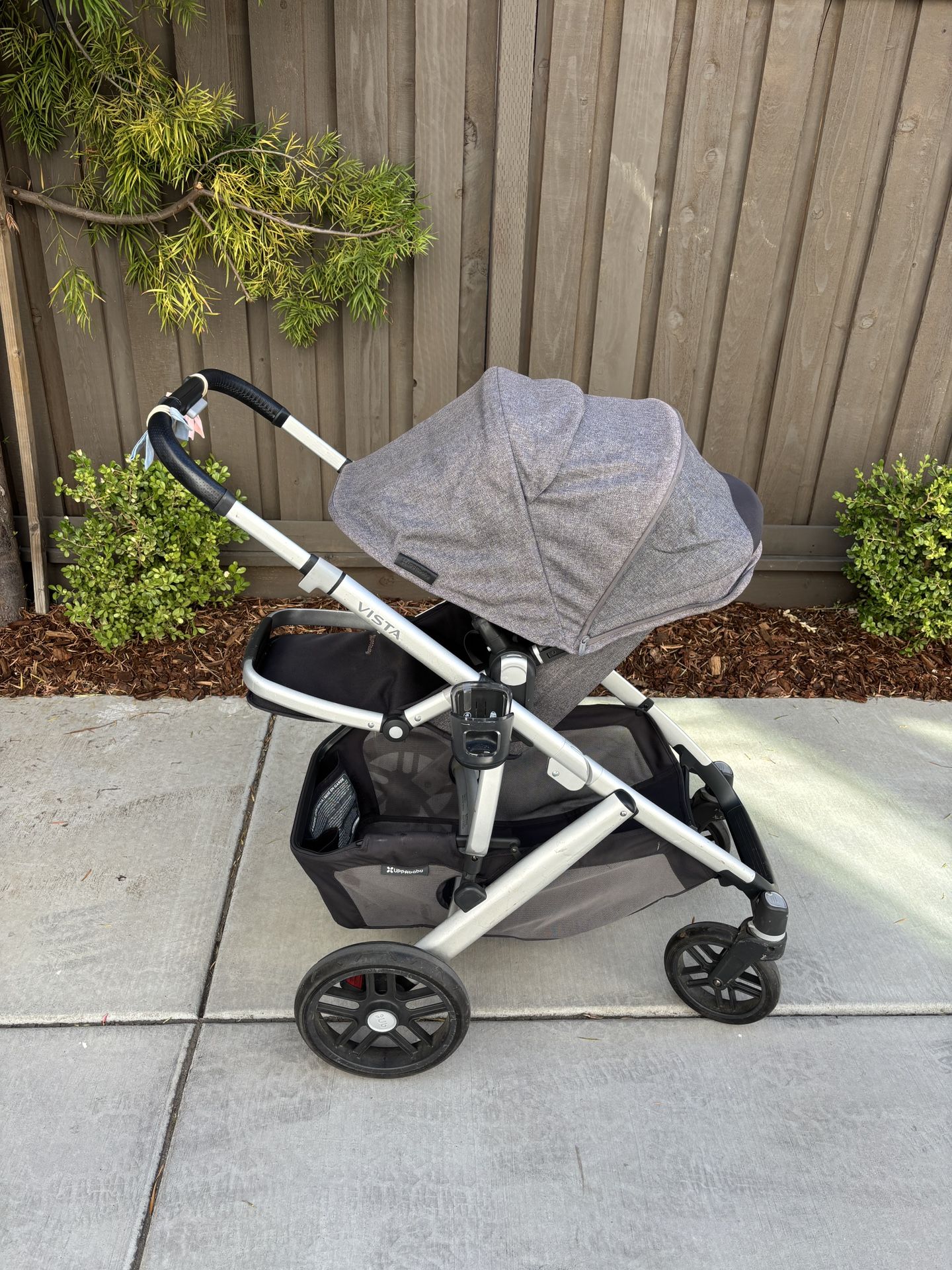 Uppababy Vista V2 stroller + Bassinet