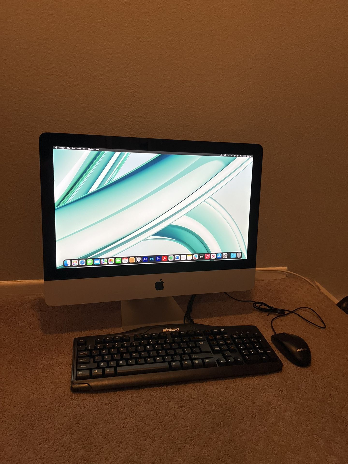 22" iMac Core i7 8GB RAM 256GB SSD + Pro Software Bundle - Keyboard/Mouse Included