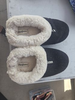 Womans Dearfoam Slippers, Size 7-8