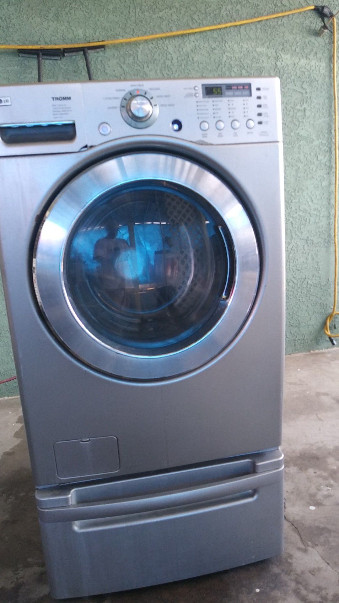 LG tromm Ultra capacity washer machine plugged in and ready for you to try