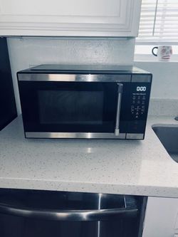 Hamilton Beach 1000W Microwave (Stainless Steel & Black) - Great Condition