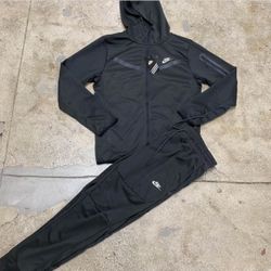 BLACK NIKE TECH SWEATSUIT