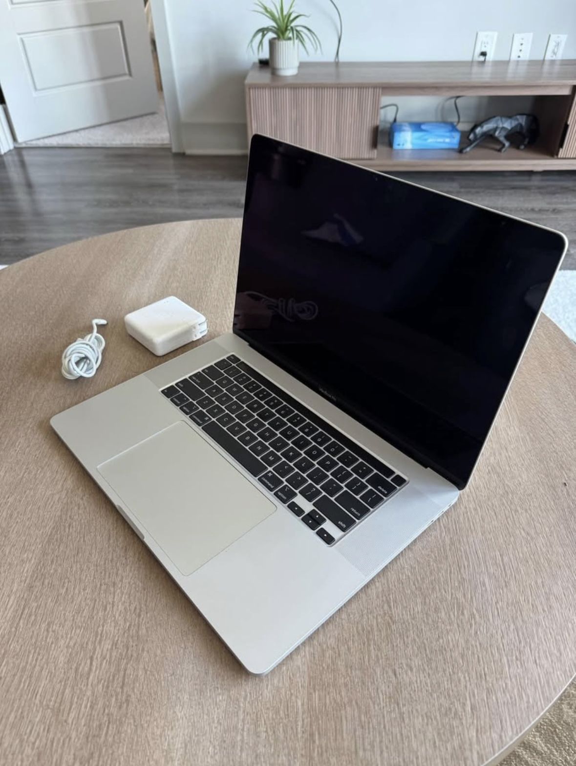 2019 MacBook Pro 16” with Touchbar - 16GB RAM, 256GB SSD