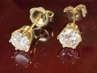 14 Kt Yellow Gold .78 TCW Earth Mined Diamond Stud Earrings