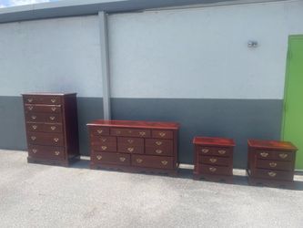 Dresser set