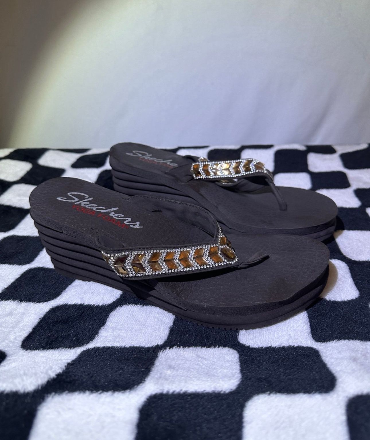 Sketchers Wedge Sandals Flip Flops Brown Sequined