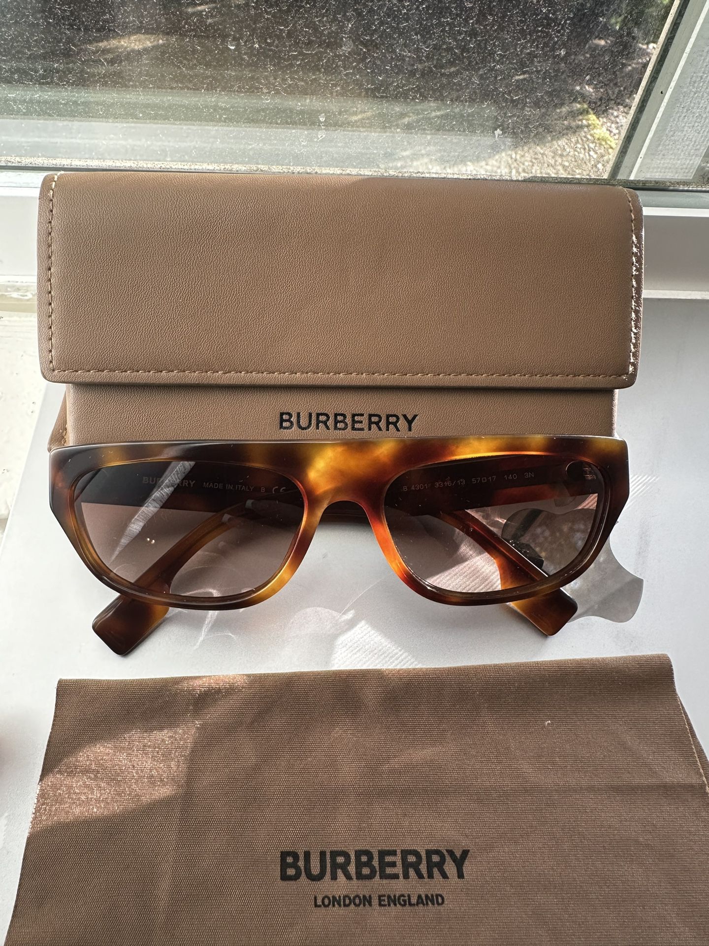 Sleek Burberry Sunglasses 
