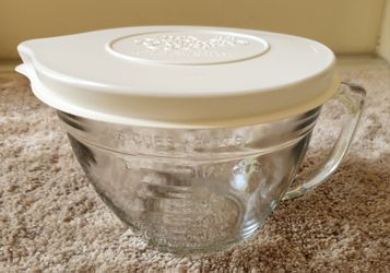 8 cup Batter bowl with lid pampered chef