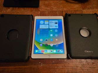 iPad 5th Generation 32GB 9.7" Screen WiFi + Otterbox Defender Case Like NEW