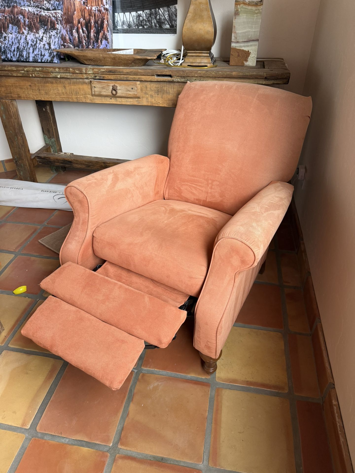 Reciling accent Chair