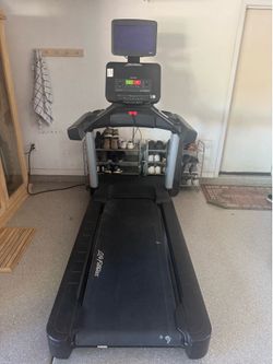 Life Fitness Integrity Series treadmill with the Discover SE console