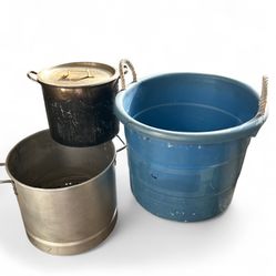 Olla para tamales, 2 large pots and 1 plastic container