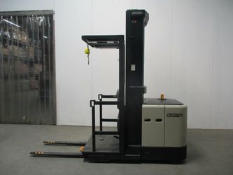 Crown SP3510-30 Order Picker Cherry Picker 3000 LBS 240 In Low Hours - Forklift