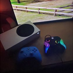 Xbox Series S With Controllers