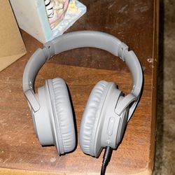 Bluetooth   Headphones With Charging Cords 