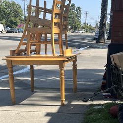 Very Nice Table, Comes With Middle Section ( Leaf ) & 4 Chairs