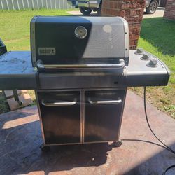  Weber Natural gas grill.