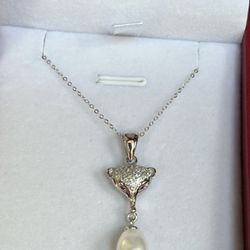 Sterling silver necklace with freshwater pearl