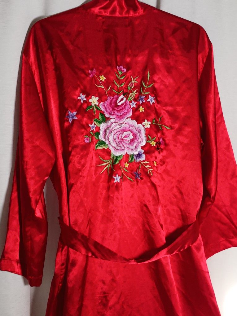 Vtg Bloomingdale's embroidered Satin Silk kimono robe Chinese Women Red Flowers