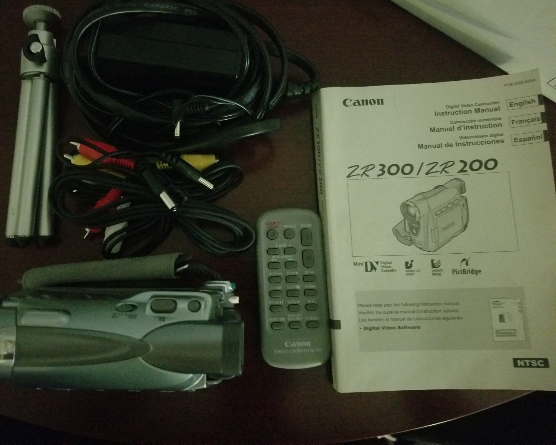 Canon ZR200 MiniDv Mini Dv Stereo Digital Camcorder VCR Player Video 400x Zoom