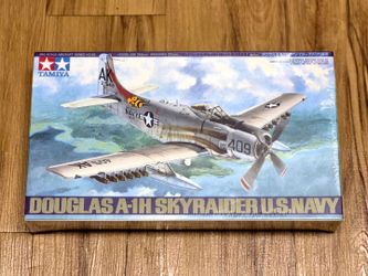 Tamiya Douglas A-1H Skyraider U.S. Navy 1/48 Model Kit - Vintage 1998