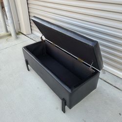 New Ottoman bench leather material with Storage
3 available in black
1 in brown