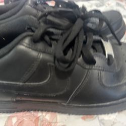 Blk Nike Air forces  Sixe 6 