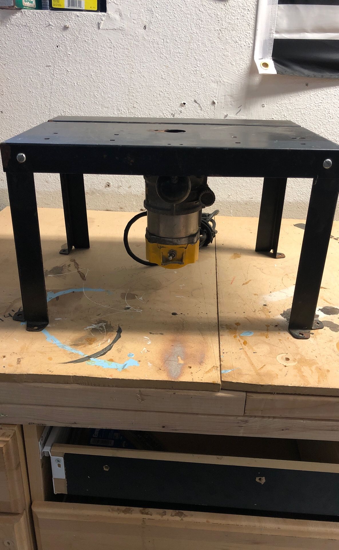 Router table with dewalt router