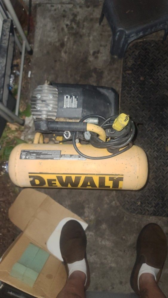 Used DEWALT D55153 AIR COMPRESSOR