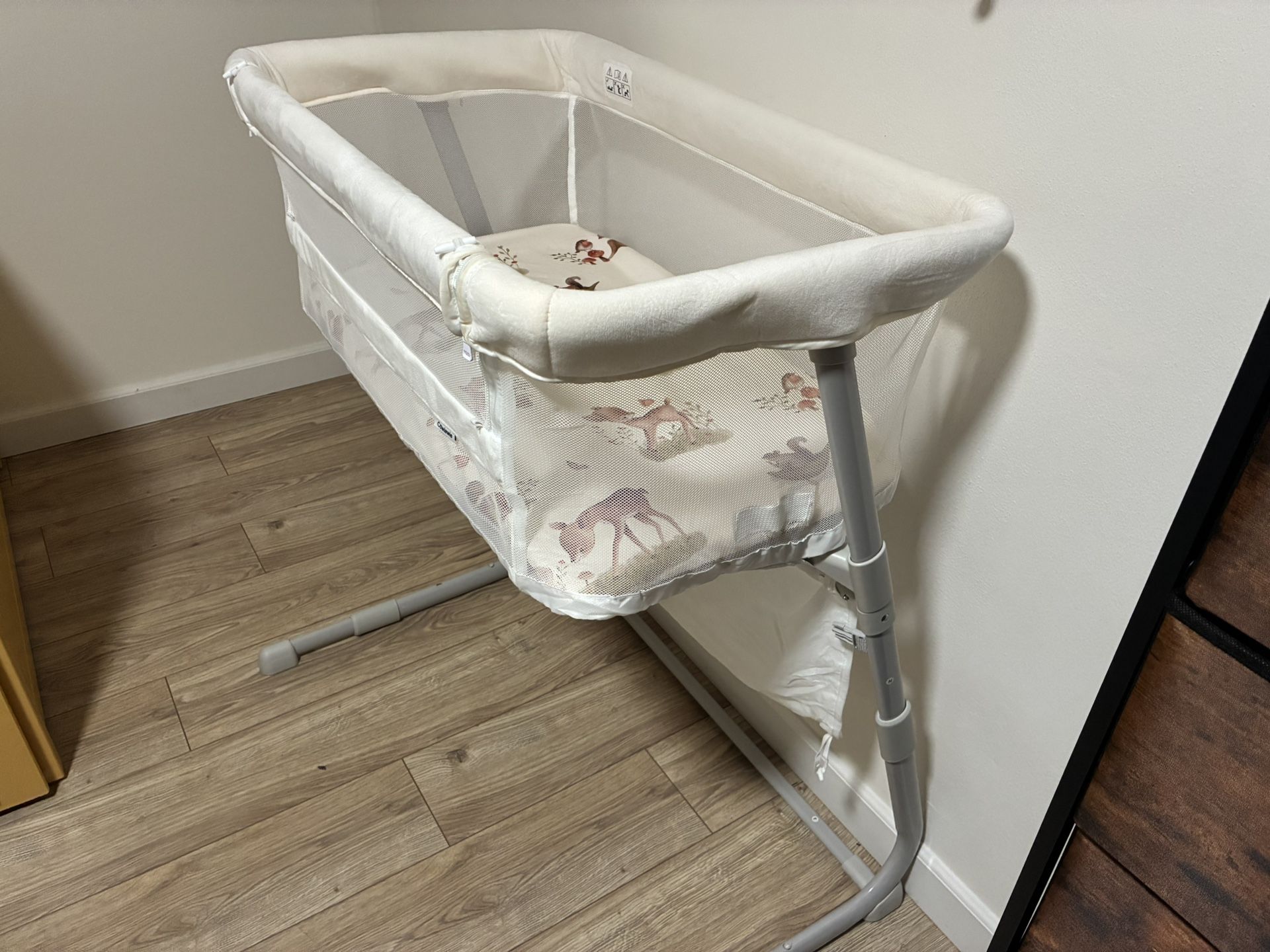 Cowiewie Bassinet Bedside Sleeper And Fitted Sheets Practically Brand New