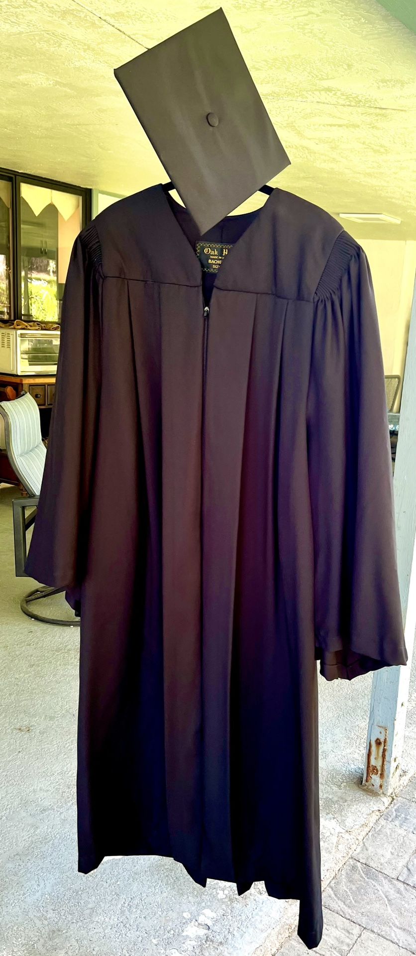 Graduation cap and gown black size 4