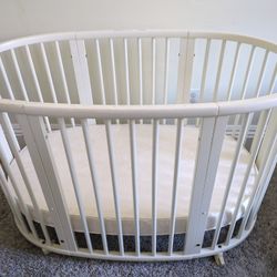 Stokke Sleepi Oval Crib with Drape Rod, Mattress and Sheets