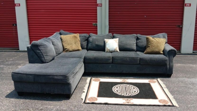 FREE DELIVERY LOCALLY!!
BROYHILL TRIPOLI SLATE SECTIONAL SOFA