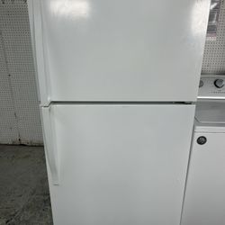 Whirlpool 18 Cubic Foot Refrigerator With Ice Maker 