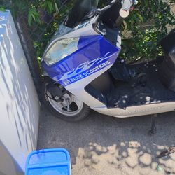 X -treme Scooters Lithium Powered XB-700