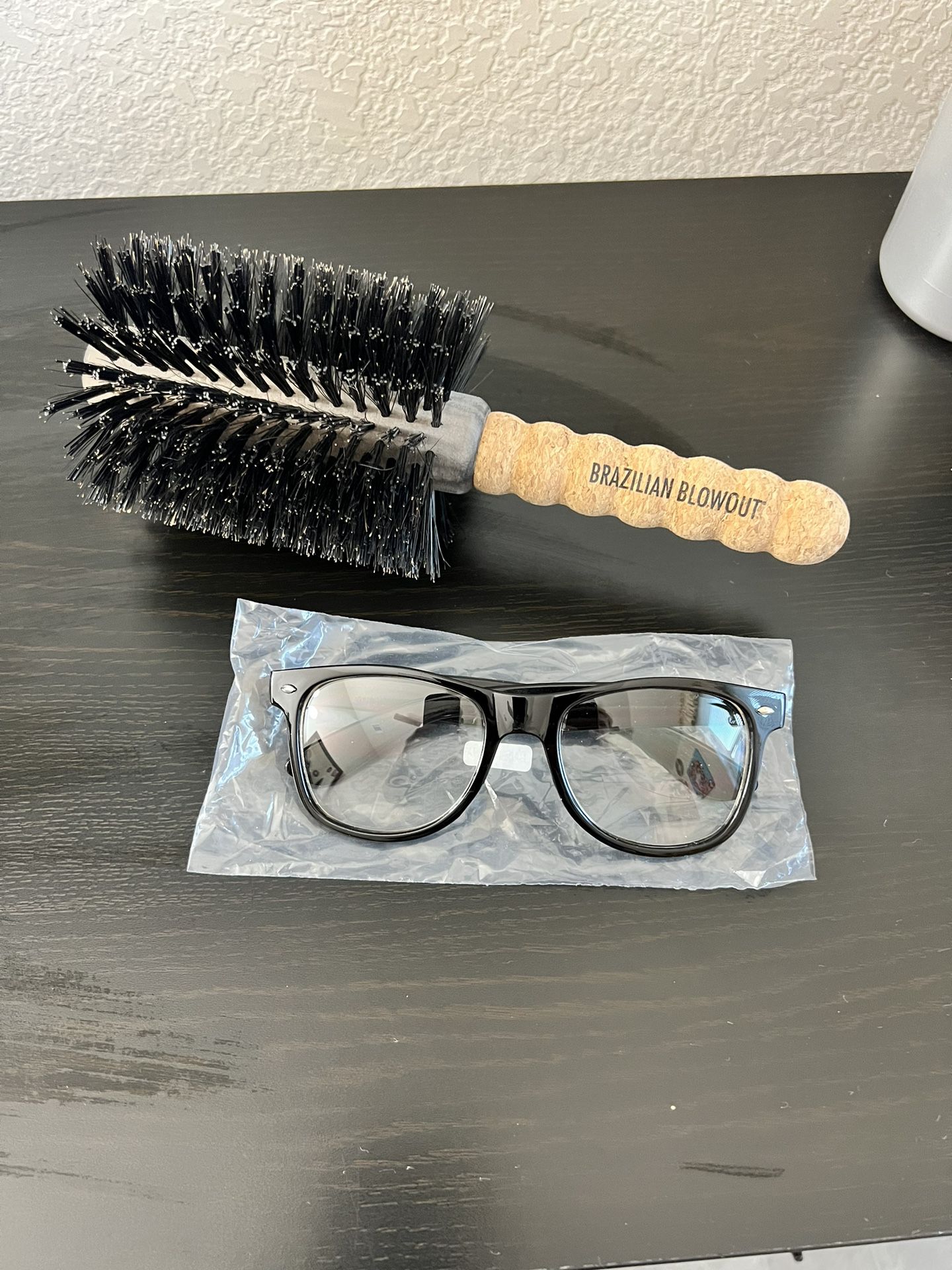 Brazilian Blowout round boar Bristle Brush 3,5”  and protective glasses  