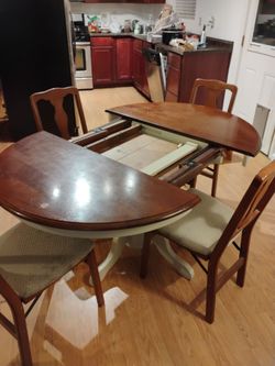 Round Extendable Dining Table with 4 Chairs